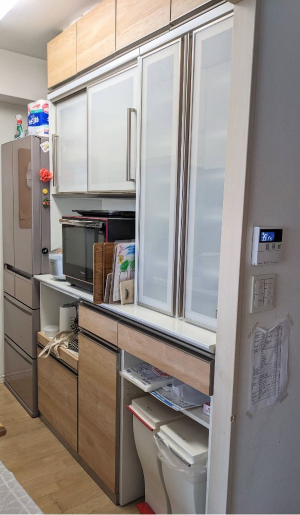 綾野製作所の食器棚 綾野レビュー]食器棚お気に入りポイントはココ！ | 賃貸2LDK お金を